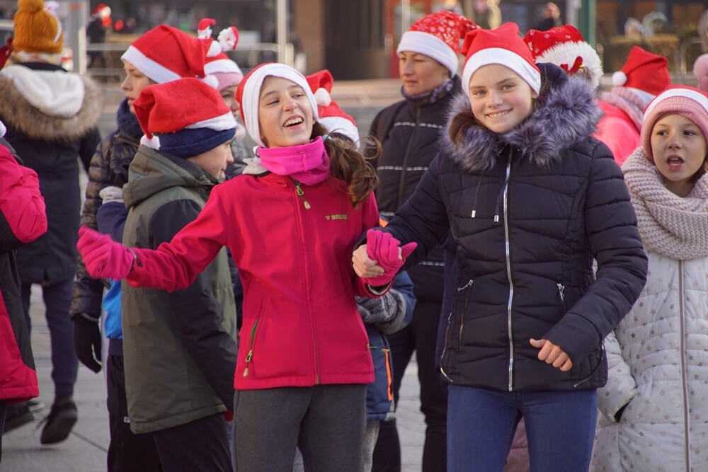 Bieg Mikołajów w Rudzie Śląskiej to już tradycja!Tym razem rudzianie o wielkich sercach pobiegli, żeby pomóc czternastoletniej Wiktorii, która od pięciu lat walczy z ciężką chorobą - histiocytozą, która zdarza się raz na milion osób. Wczoraj udało się spełnić jedno z marzeń dziewczynki. W czasie biegu otrzymała ona pieska rasy sznaucer miniaturowy.