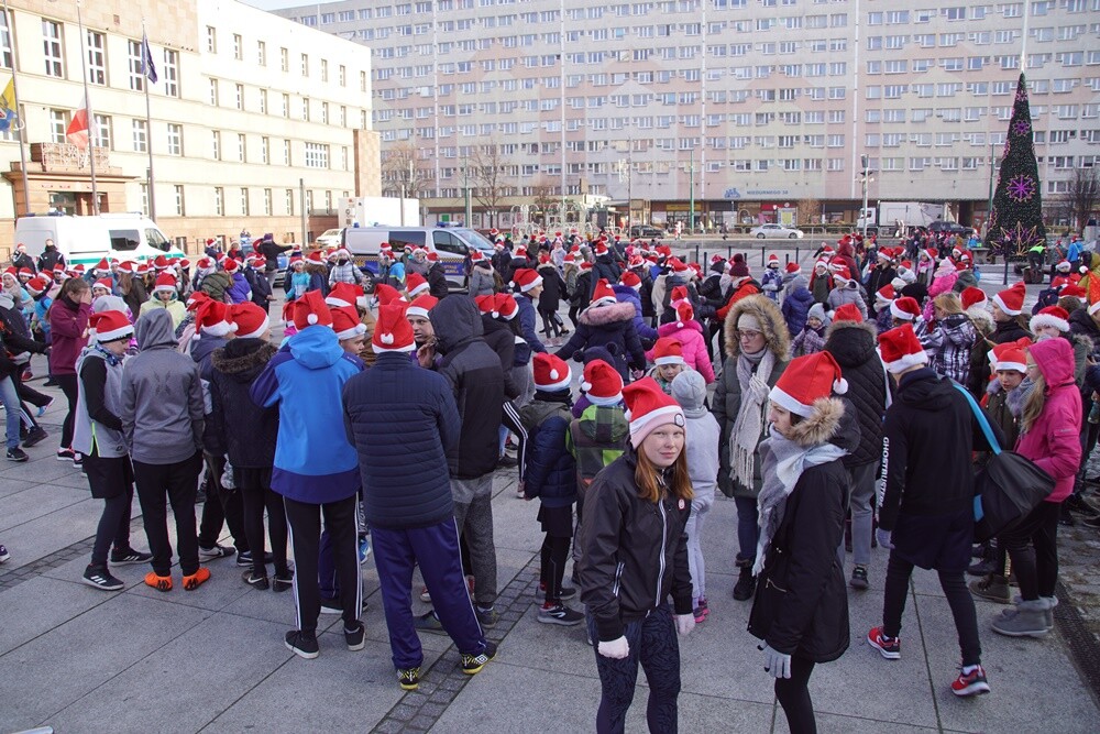 Bieg Mikołajów w Rudzie Śląskiej to już tradycja!Tym razem rudzianie o wielkich sercach pobiegli, żeby pomóc czternastoletniej Wiktorii, która od pięciu lat walczy z ciężką chorobą - histiocytozą, która zdarza się raz na milion osób. Wczoraj udało się spełnić jedno z marzeń dziewczynki. W czasie biegu otrzymała ona pieska rasy sznaucer miniaturowy.