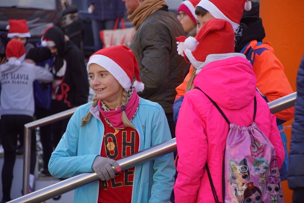 Bieg Mikołajów w Rudzie Śląskiej to już tradycja!Tym razem rudzianie o wielkich sercach pobiegli, żeby pomóc czternastoletniej Wiktorii, która od pięciu lat walczy z ciężką chorobą - histiocytozą, która zdarza się raz na milion osób. Wczoraj udało się spełnić jedno z marzeń dziewczynki. W czasie biegu otrzymała ona pieska rasy sznaucer miniaturowy.