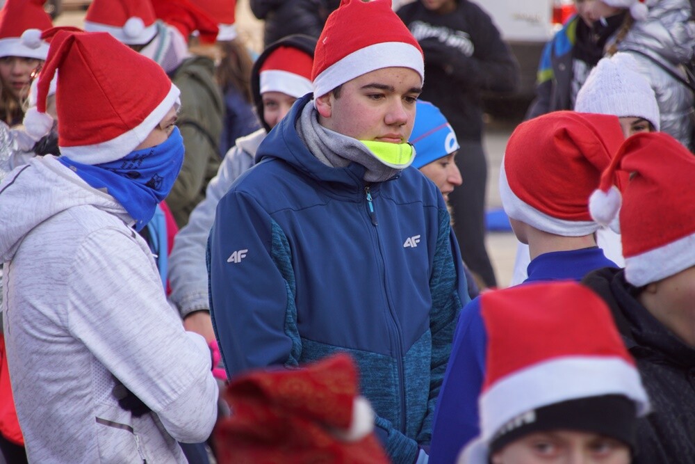 Bieg Mikołajów w Rudzie Śląskiej to już tradycja!Tym razem rudzianie o wielkich sercach pobiegli, żeby pomóc czternastoletniej Wiktorii, która od pięciu lat walczy z ciężką chorobą - histiocytozą, która zdarza się raz na milion osób. Wczoraj udało się spełnić jedno z marzeń dziewczynki. W czasie biegu otrzymała ona pieska rasy sznaucer miniaturowy.