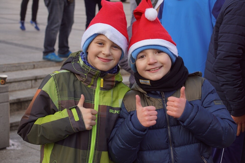 Bieg Mikołajów w Rudzie Śląskiej to już tradycja!Tym razem rudzianie o wielkich sercach pobiegli, żeby pomóc czternastoletniej Wiktorii, która od pięciu lat walczy z ciężką chorobą - histiocytozą, która zdarza się raz na milion osób. Wczoraj udało się spełnić jedno z marzeń dziewczynki. W czasie biegu otrzymała ona pieska rasy sznaucer miniaturowy.