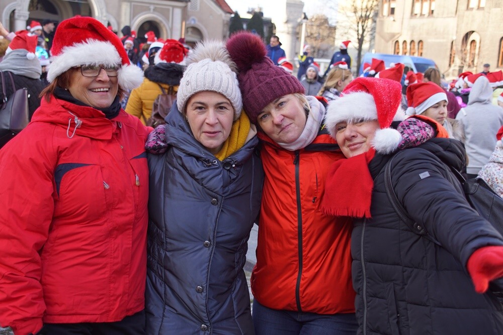 Bieg Mikołajów w Rudzie Śląskiej to już tradycja!Tym razem rudzianie o wielkich sercach pobiegli, żeby pomóc czternastoletniej Wiktorii, która od pięciu lat walczy z ciężką chorobą - histiocytozą, która zdarza się raz na milion osób. Wczoraj udało się spełnić jedno z marzeń dziewczynki. W czasie biegu otrzymała ona pieska rasy sznaucer miniaturowy.