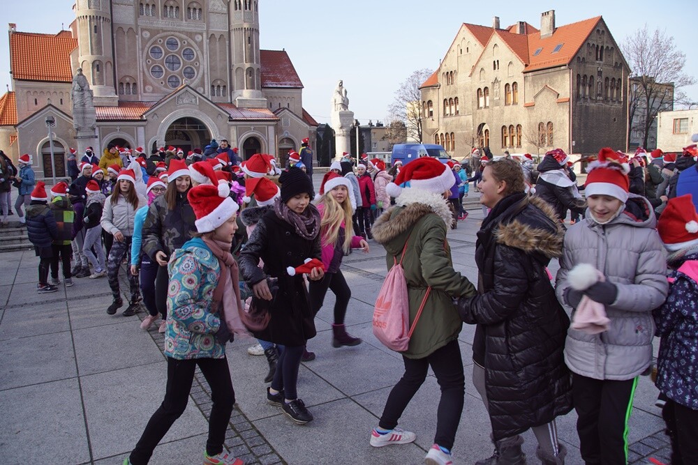 Bieg Mikołajów w Rudzie Śląskiej to już tradycja!Tym razem rudzianie o wielkich sercach pobiegli, żeby pomóc czternastoletniej Wiktorii, która od pięciu lat walczy z ciężką chorobą - histiocytozą, która zdarza się raz na milion osób. Wczoraj udało się spełnić jedno z marzeń dziewczynki. W czasie biegu otrzymała ona pieska rasy sznaucer miniaturowy.