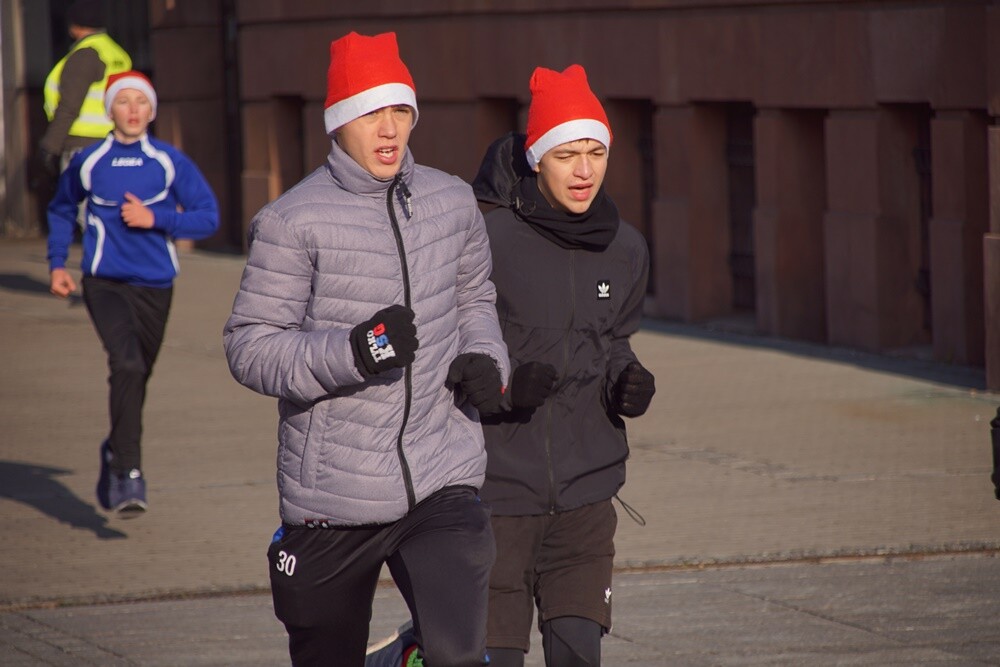 Bieg Mikołajów w Rudzie Śląskiej to już tradycja!Tym razem rudzianie o wielkich sercach pobiegli, żeby pomóc czternastoletniej Wiktorii, która od pięciu lat walczy z ciężką chorobą - histiocytozą, która zdarza się raz na milion osób. Wczoraj udało się spełnić jedno z marzeń dziewczynki. W czasie biegu otrzymała ona pieska rasy sznaucer miniaturowy.