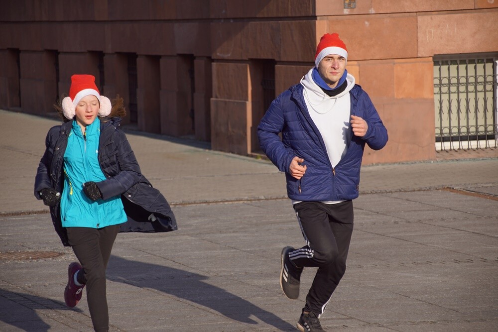 Bieg Mikołajów w Rudzie Śląskiej to już tradycja!Tym razem rudzianie o wielkich sercach pobiegli, żeby pomóc czternastoletniej Wiktorii, która od pięciu lat walczy z ciężką chorobą - histiocytozą, która zdarza się raz na milion osób. Wczoraj udało się spełnić jedno z marzeń dziewczynki. W czasie biegu otrzymała ona pieska rasy sznaucer miniaturowy.