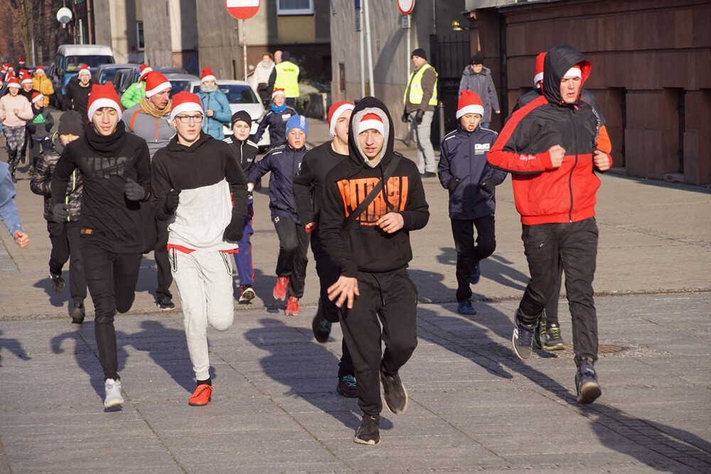Bieg Mikołajów w Rudzie Śląskiej to już tradycja!Tym razem rudzianie o wielkich sercach pobiegli, żeby pomóc czternastoletniej Wiktorii, która od pięciu lat walczy z ciężką chorobą - histiocytozą, która zdarza się raz na milion osób. Wczoraj udało się spełnić jedno z marzeń dziewczynki. W czasie biegu otrzymała ona pieska rasy sznaucer miniaturowy.