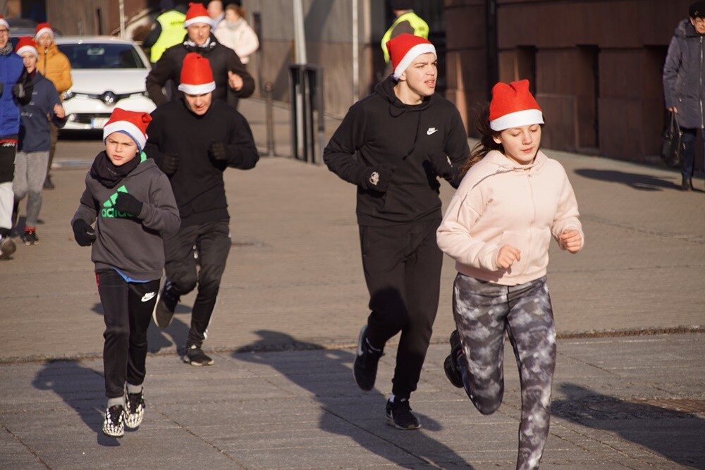 Bieg Mikołajów w Rudzie Śląskiej to już tradycja!Tym razem rudzianie o wielkich sercach pobiegli, żeby pomóc czternastoletniej Wiktorii, która od pięciu lat walczy z ciężką chorobą - histiocytozą, która zdarza się raz na milion osób. Wczoraj udało się spełnić jedno z marzeń dziewczynki. W czasie biegu otrzymała ona pieska rasy sznaucer miniaturowy.