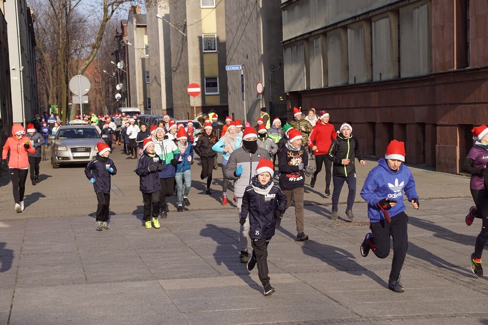 Bieg Mikołajów w Rudzie Śląskiej to już tradycja!Tym razem rudzianie o wielkich sercach pobiegli, żeby pomóc czternastoletniej Wiktorii, która od pięciu lat walczy z ciężką chorobą - histiocytozą, która zdarza się raz na milion osób. Wczoraj udało się spełnić jedno z marzeń dziewczynki. W czasie biegu otrzymała ona pieska rasy sznaucer miniaturowy.