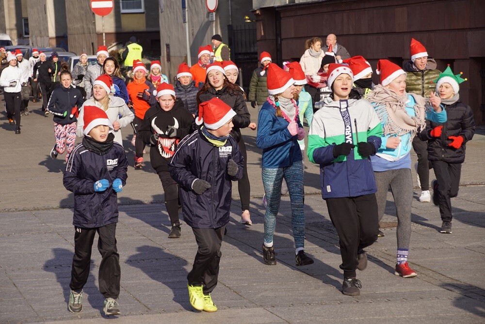 Bieg Mikołajów w Rudzie Śląskiej to już tradycja!Tym razem rudzianie o wielkich sercach pobiegli, żeby pomóc czternastoletniej Wiktorii, która od pięciu lat walczy z ciężką chorobą - histiocytozą, która zdarza się raz na milion osób. Wczoraj udało się spełnić jedno z marzeń dziewczynki. W czasie biegu otrzymała ona pieska rasy sznaucer miniaturowy.