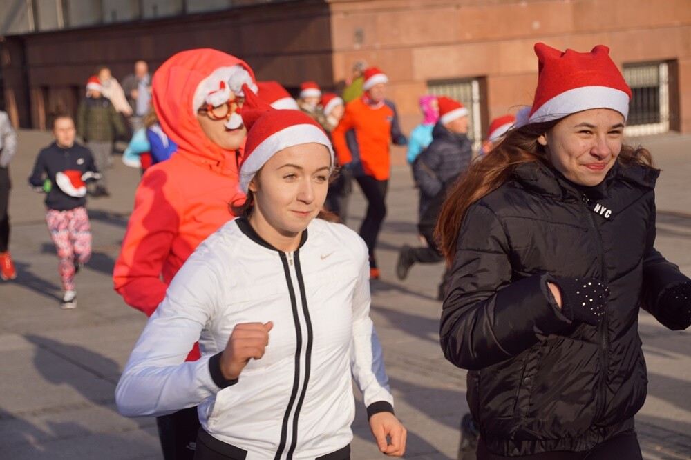 Bieg Mikołajów w Rudzie Śląskiej to już tradycja!Tym razem rudzianie o wielkich sercach pobiegli, żeby pomóc czternastoletniej Wiktorii, która od pięciu lat walczy z ciężką chorobą - histiocytozą, która zdarza się raz na milion osób. Wczoraj udało się spełnić jedno z marzeń dziewczynki. W czasie biegu otrzymała ona pieska rasy sznaucer miniaturowy.