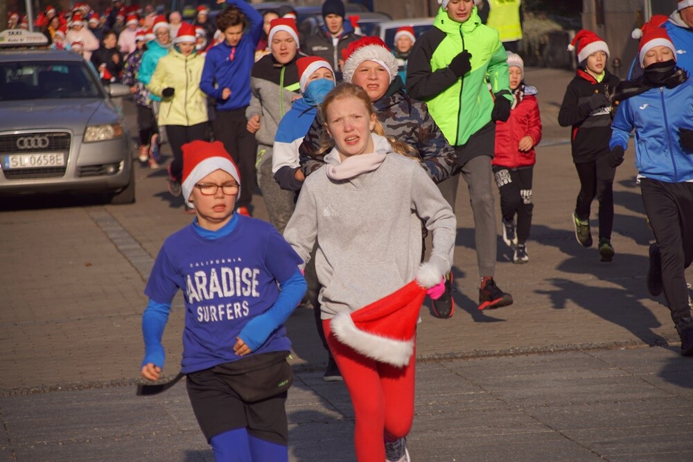 Bieg Mikołajów w Rudzie Śląskiej to już tradycja!Tym razem rudzianie o wielkich sercach pobiegli, żeby pomóc czternastoletniej Wiktorii, która od pięciu lat walczy z ciężką chorobą - histiocytozą, która zdarza się raz na milion osób. Wczoraj udało się spełnić jedno z marzeń dziewczynki. W czasie biegu otrzymała ona pieska rasy sznaucer miniaturowy.