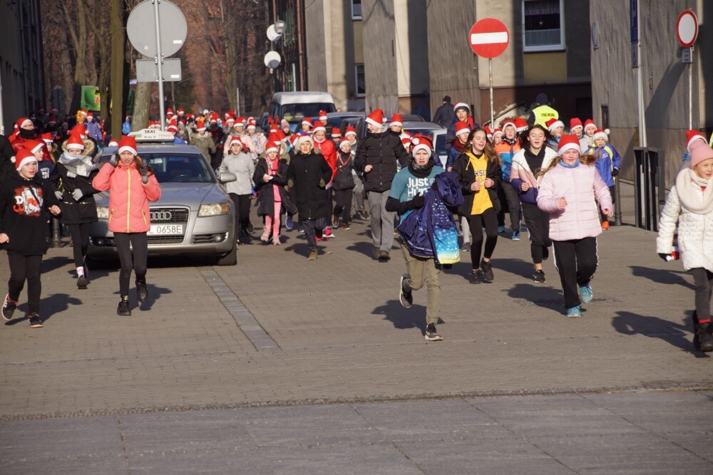 Bieg Mikołajów w Rudzie Śląskiej to już tradycja!Tym razem rudzianie o wielkich sercach pobiegli, żeby pomóc czternastoletniej Wiktorii, która od pięciu lat walczy z ciężką chorobą - histiocytozą, która zdarza się raz na milion osób. Wczoraj udało się spełnić jedno z marzeń dziewczynki. W czasie biegu otrzymała ona pieska rasy sznaucer miniaturowy.