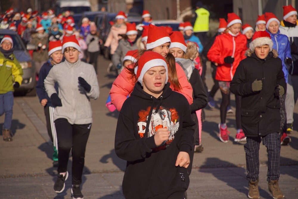 Bieg Mikołajów w Rudzie Śląskiej to już tradycja!Tym razem rudzianie o wielkich sercach pobiegli, żeby pomóc czternastoletniej Wiktorii, która od pięciu lat walczy z ciężką chorobą - histiocytozą, która zdarza się raz na milion osób. Wczoraj udało się spełnić jedno z marzeń dziewczynki. W czasie biegu otrzymała ona pieska rasy sznaucer miniaturowy.