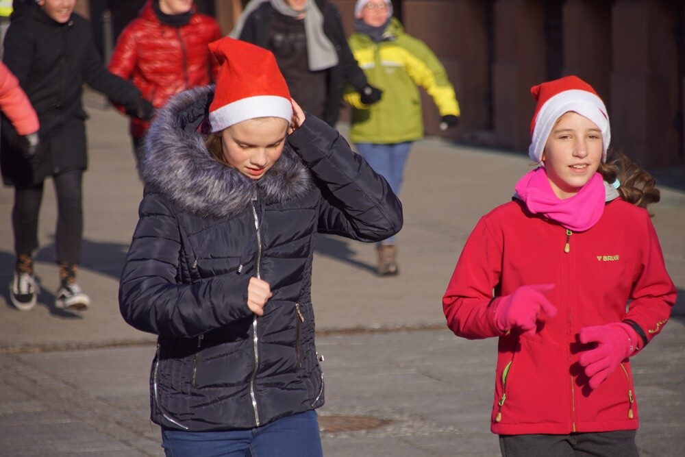 Bieg Mikołajów w Rudzie Śląskiej to już tradycja!Tym razem rudzianie o wielkich sercach pobiegli, żeby pomóc czternastoletniej Wiktorii, która od pięciu lat walczy z ciężką chorobą - histiocytozą, która zdarza się raz na milion osób. Wczoraj udało się spełnić jedno z marzeń dziewczynki. W czasie biegu otrzymała ona pieska rasy sznaucer miniaturowy.