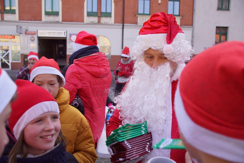 Bieg Mikołajów w Rudzie Śląskiej to już tradycja!Tym razem rudzianie o wielkich sercach pobiegli, żeby pomóc czternastoletniej Wiktorii, która od pięciu lat walczy z ciężką chorobą - histiocytozą, która zdarza się raz na milion osób. Wczoraj udało się spełnić jedno z marzeń dziewczynki. W czasie biegu otrzymała ona pieska rasy sznaucer miniaturowy.