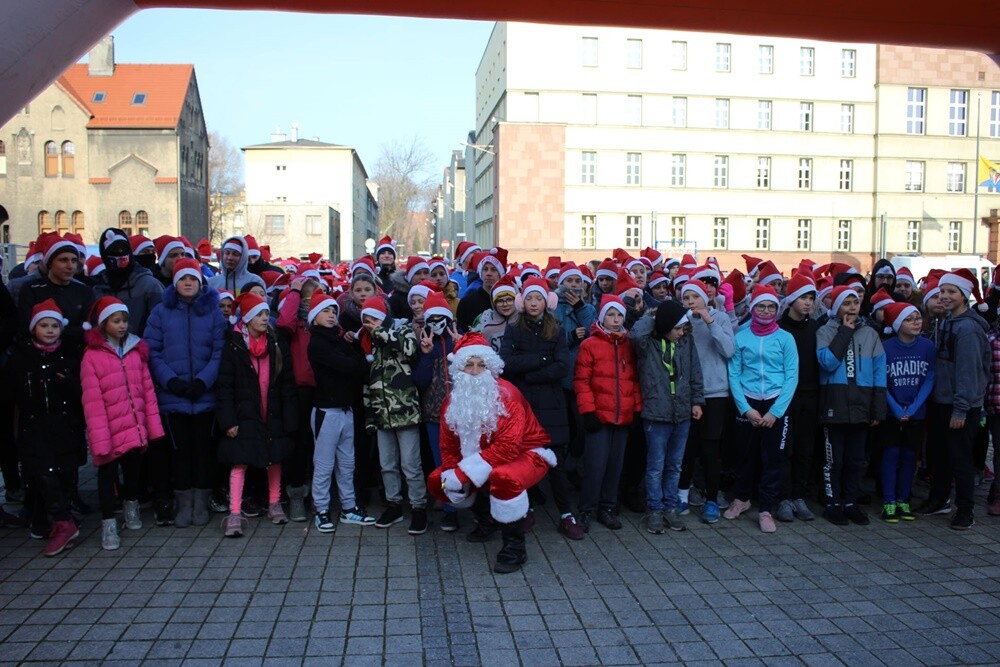 Bieg Mikołajów w Rudzie Śląskiej to już tradycja!Tym razem rudzianie o wielkich sercach pobiegli, żeby pomóc czternastoletniej Wiktorii, która od pięciu lat walczy z ciężką chorobą - histiocytozą, która zdarza się raz na milion osób. Wczoraj udało się spełnić jedno z marzeń dziewczynki. W czasie biegu otrzymała ona pieska rasy sznaucer miniaturowy.