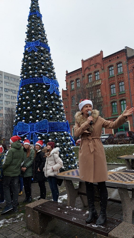 Dziesiątki Mikołajów pojawiło się dziś na rynku w Nowym Bytomiu. Wszystko to za sprawą "Biegu Mikołajów", który już po raz dziewiąty zorganizowany został w Rudzie Śląskiej.