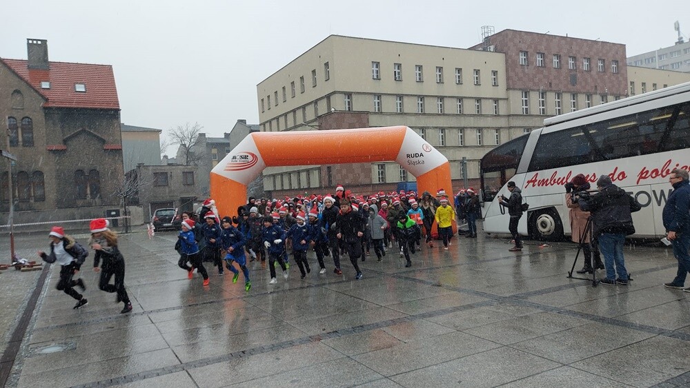 Dziesiątki Mikołajów pojawiło się dziś na rynku w Nowym Bytomiu. Wszystko to za sprawą "Biegu Mikołajów", który już po raz dziewiąty zorganizowany został w Rudzie Śląskiej.