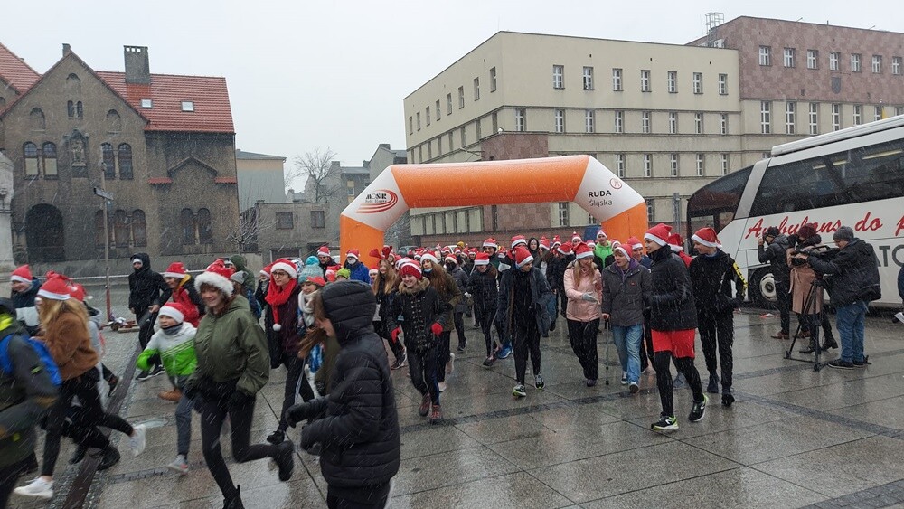 Dziesiątki Mikołajów pojawiło się dziś na rynku w Nowym Bytomiu. Wszystko to za sprawą "Biegu Mikołajów", który już po raz dziewiąty zorganizowany został w Rudzie Śląskiej.