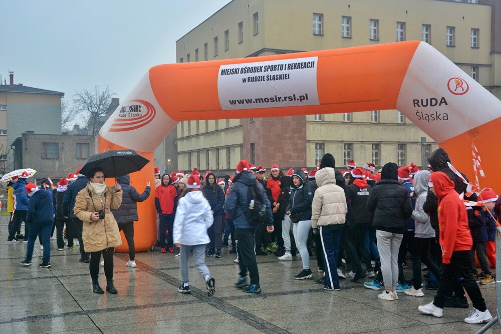 Pobiegli, aby spełnić marzenie małego Olafka! Na rynku w Nowym Bytomiu odbył się charytatywny "Bieg Mikołajów", z którego dochód przeznaczony zostanie na zakup autka akumulatorowego dla pięciolatka chorego na ostrą białaczkę szpikową.

fot. Jacek Knapik / UM Ruda Śląska