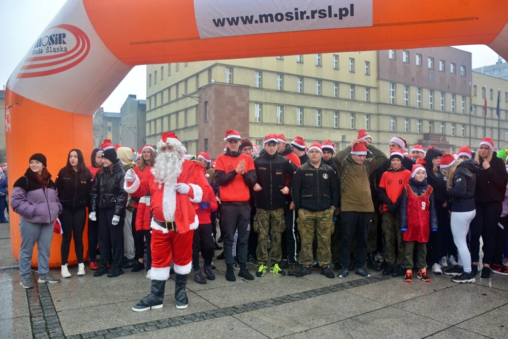 Pobiegli, aby spełnić marzenie małego Olafka! Na rynku w Nowym Bytomiu odbył się charytatywny "Bieg Mikołajów", z którego dochód przeznaczony zostanie na zakup autka akumulatorowego dla pięciolatka chorego na ostrą białaczkę szpikową.

fot. Jacek Knapik / UM Ruda Śląska