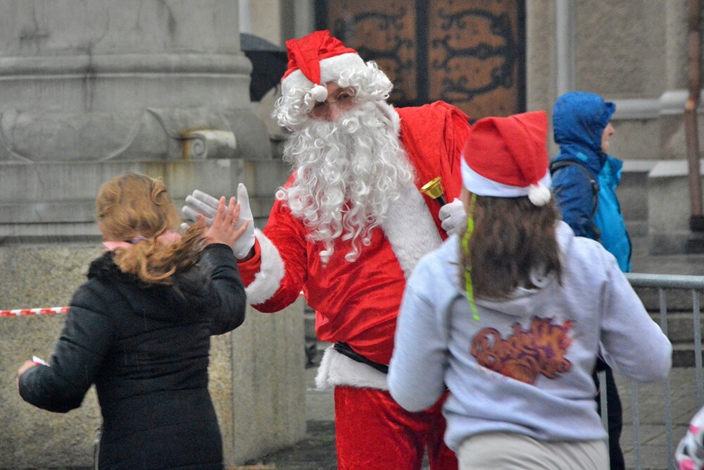 Pobiegli, aby spełnić marzenie małego Olafka! Na rynku w Nowym Bytomiu odbył się charytatywny "Bieg Mikołajów", z którego dochód przeznaczony zostanie na zakup autka akumulatorowego dla pięciolatka chorego na ostrą białaczkę szpikową.

fot. Jacek Knapik / UM Ruda Śląska