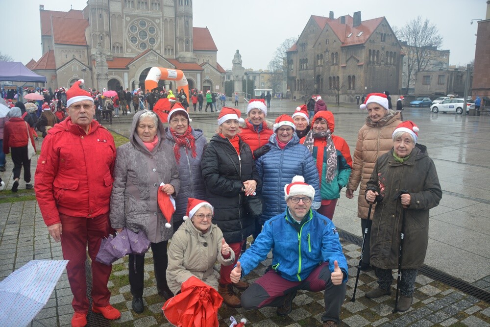 Pobiegli, aby spełnić marzenie małego Olafka! Na rynku w Nowym Bytomiu odbył się charytatywny "Bieg Mikołajów", z którego dochód przeznaczony zostanie na zakup autka akumulatorowego dla pięciolatka chorego na ostrą białaczkę szpikową.

fot. Jacek Knapik / UM Ruda Śląska