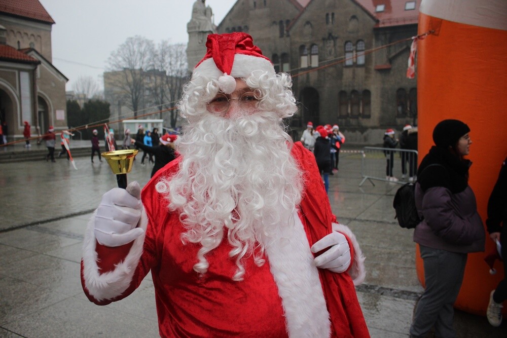 Pobiegli, aby spełnić marzenie małego Olafka! Na rynku w Nowym Bytomiu odbył się charytatywny "Bieg Mikołajów", z którego dochód przeznaczony zostanie na zakup autka akumulatorowego dla pięciolatka chorego na ostrą białaczkę szpikową.

fot. Jacek Knapik / UM Ruda Śląska