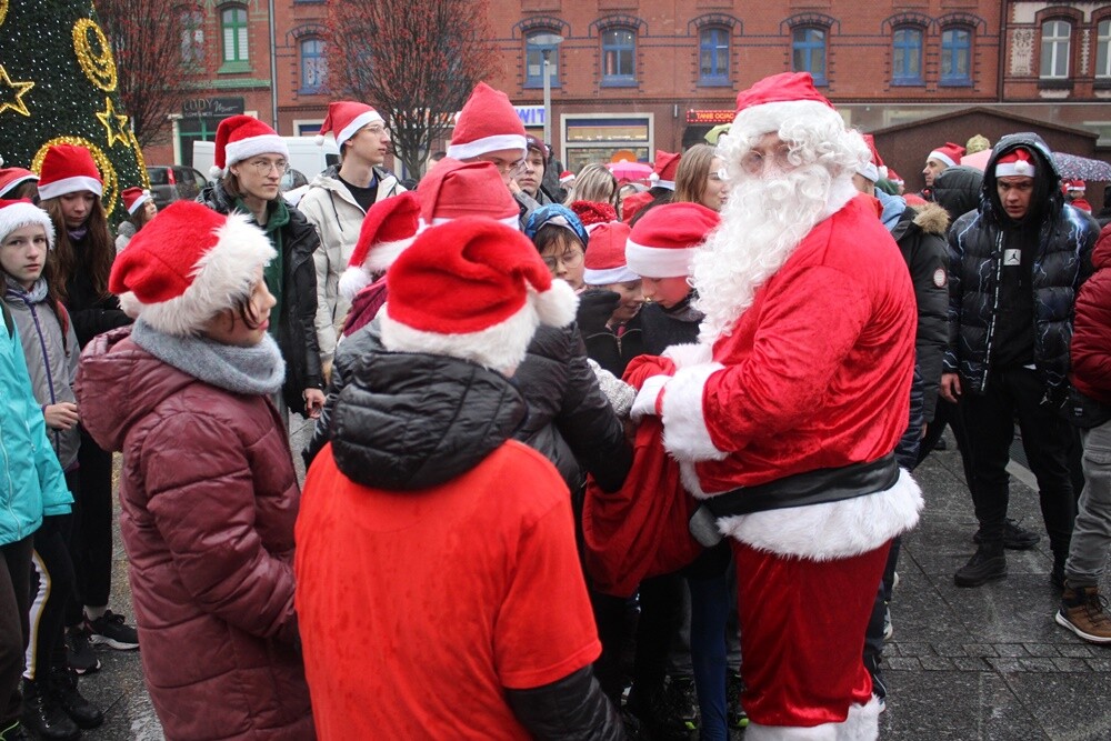 Pobiegli, aby spełnić marzenie małego Olafka! Na rynku w Nowym Bytomiu odbył się charytatywny "Bieg Mikołajów", z którego dochód przeznaczony zostanie na zakup autka akumulatorowego dla pięciolatka chorego na ostrą białaczkę szpikową.

fot. Jacek Knapik / UM Ruda Śląska