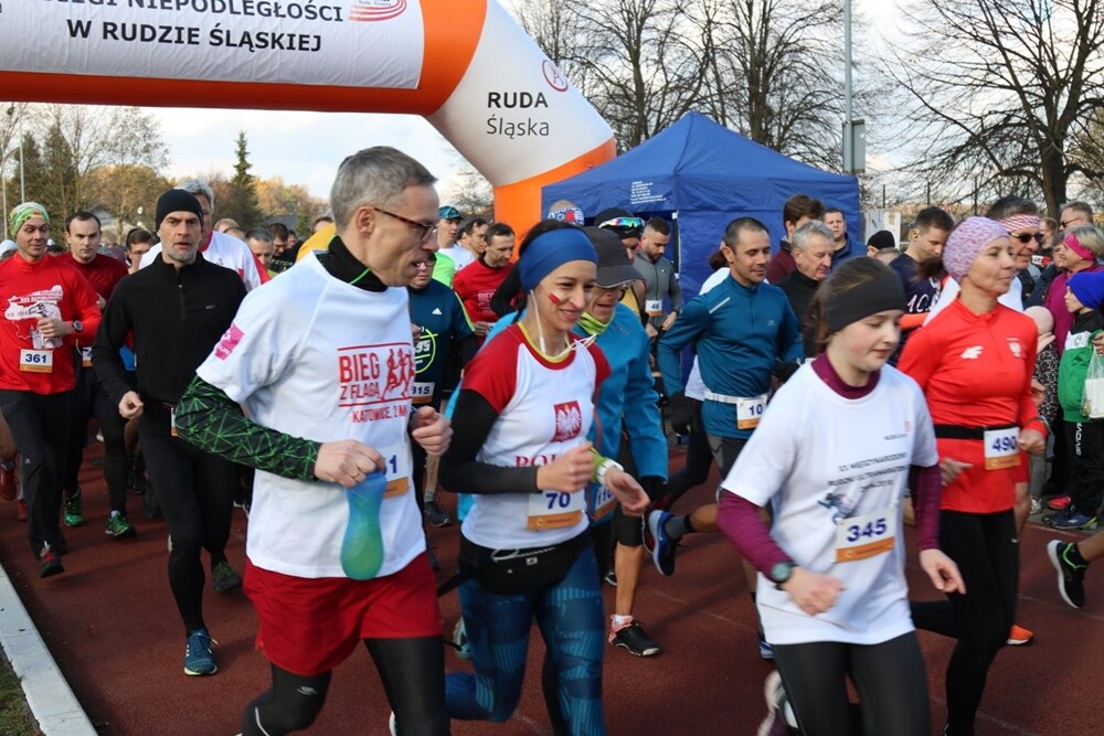 Rudzianie aktywnie świętowali 101. rocznicę odzyskania przez Polskę niepodległości! Dzisiaj w lasach halembskich, przy Szkole Podstawowej Sportowej nr 15, zostały zorganizowane XXVI Biegi Niepodległości.