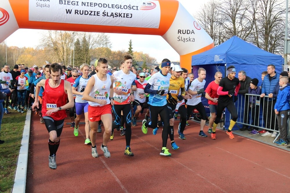 Rudzianie aktywnie świętowali 101. rocznicę odzyskania przez Polskę niepodległości! Dzisiaj w lasach halembskich, przy Szkole Podstawowej Sportowej nr 15, zostały zorganizowane XXVI Biegi Niepodległości.