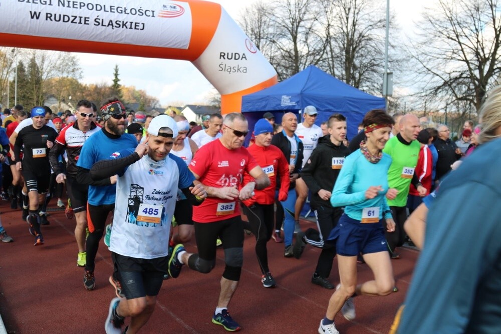 Rudzianie aktywnie świętowali 101. rocznicę odzyskania przez Polskę niepodległości! Dzisiaj w lasach halembskich, przy Szkole Podstawowej Sportowej nr 15, zostały zorganizowane XXVI Biegi Niepodległości.