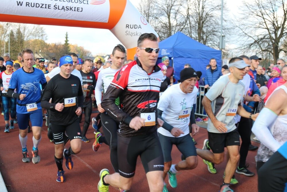 Rudzianie aktywnie świętowali 101. rocznicę odzyskania przez Polskę niepodległości! Dzisiaj w lasach halembskich, przy Szkole Podstawowej Sportowej nr 15, zostały zorganizowane XXVI Biegi Niepodległości.