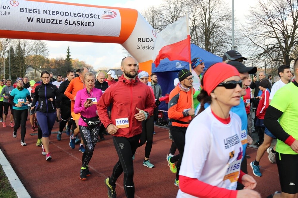 Rudzianie aktywnie świętowali 101. rocznicę odzyskania przez Polskę niepodległości! Dzisiaj w lasach halembskich, przy Szkole Podstawowej Sportowej nr 15, zostały zorganizowane XXVI Biegi Niepodległości.