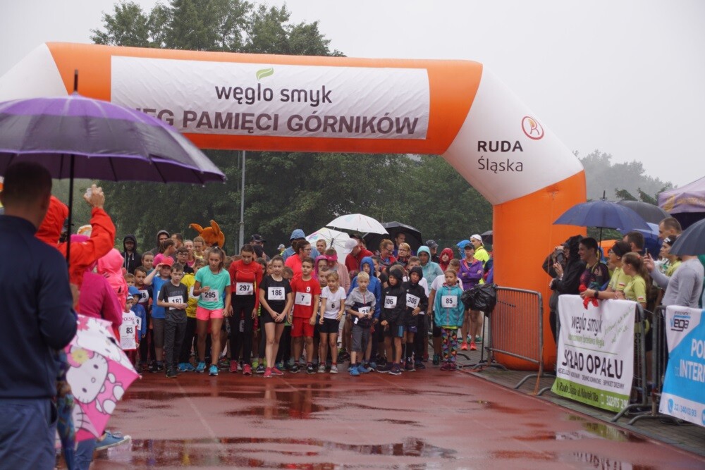 Dzisiaj przy Szkole Podstawowej nr 15 w Halembie odbył się czwarty już Bieg Pamięci Górników – charytatywna impreza sportowa w intencji górników, którzy stracili życie w wypadkach przy pracy.