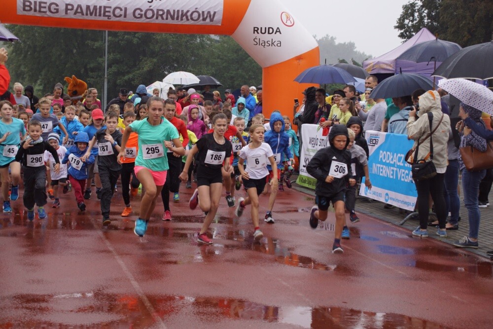 Dzisiaj przy Szkole Podstawowej nr 15 w Halembie odbył się czwarty już Bieg Pamięci Górników – charytatywna impreza sportowa w intencji górników, którzy stracili życie w wypadkach przy pracy.