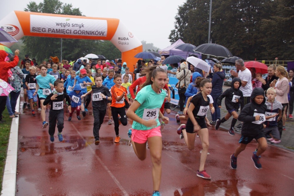 Dzisiaj przy Szkole Podstawowej nr 15 w Halembie odbył się czwarty już Bieg Pamięci Górników – charytatywna impreza sportowa w intencji górników, którzy stracili życie w wypadkach przy pracy.