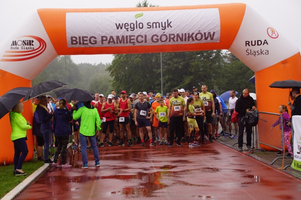 Dzisiaj przy Szkole Podstawowej nr 15 w Halembie odbył się czwarty już Bieg Pamięci Górników – charytatywna impreza sportowa w intencji górników, którzy stracili życie w wypadkach przy pracy.