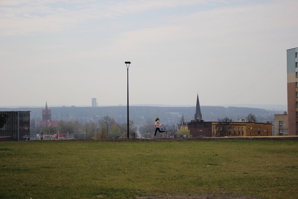 Na terenach zrewitalizowanej pocynkowej hałdy odbył się wczoraj bieg sztafetowy szkół podstawowych na dystansie 60 km z okazji 60-lecia istnienia Miasta Ruda Śląska.