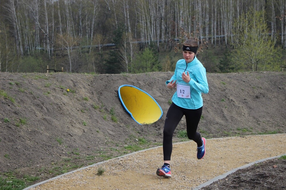 Na terenach zrewitalizowanej pocynkowej hałdy odbył się wczoraj bieg sztafetowy szkół podstawowych na dystansie 60 km z okazji 60-lecia istnienia Miasta Ruda Śląska.