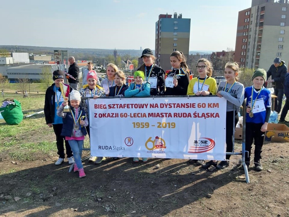 Na terenach zrewitalizowanej pocynkowej hałdy odbył się wczoraj bieg sztafetowy szkół podstawowych na dystansie 60 km z okazji 60-lecia istnienia Miasta Ruda Śląska.