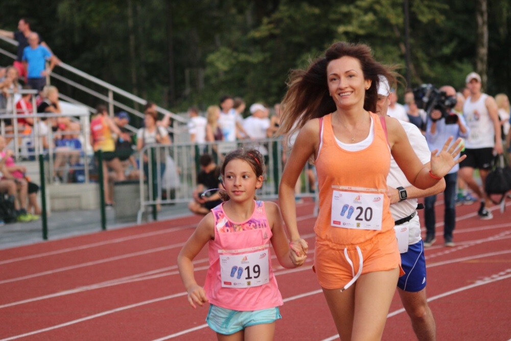 Wczoraj odbył się IV Rudzki Półmaraton Industrialny! Imprezie, jak co roku, towarzyszyły biegi dla dzieci. Nowością był bieg w japonkach, który zastąpił dotychczasowy bieg w szpilkach.