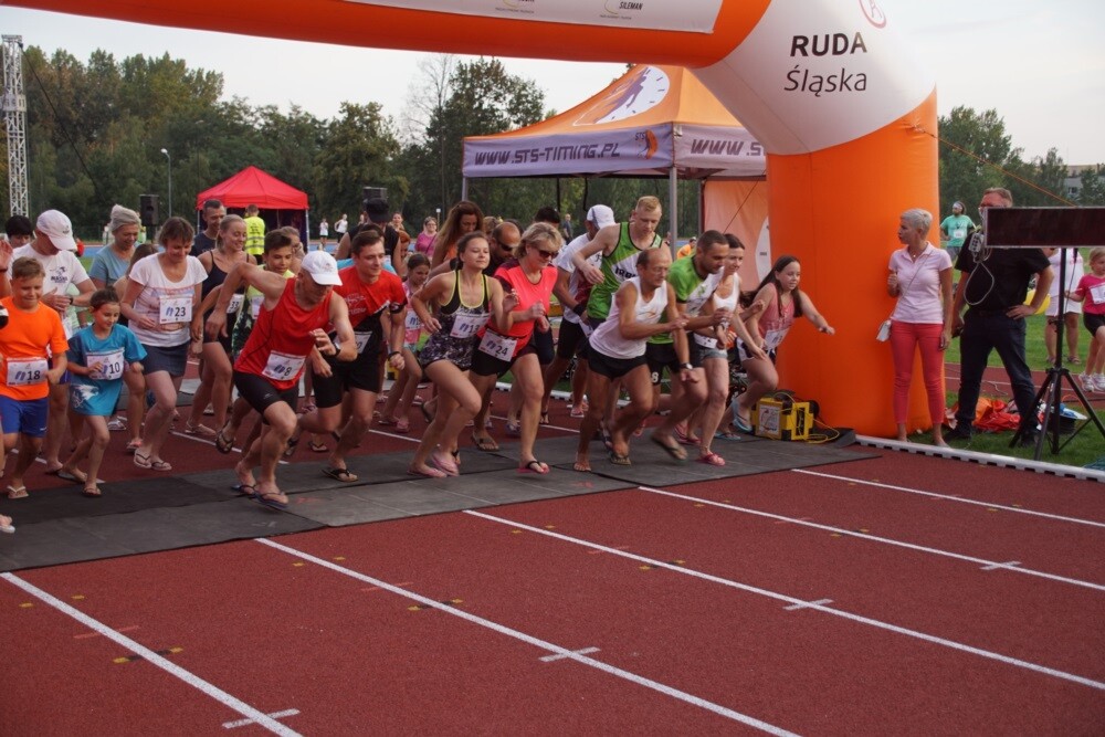Wczoraj odbył się IV Rudzki Półmaraton Industrialny! Imprezie, jak co roku, towarzyszyły biegi dla dzieci. Nowością był bieg w japonkach, który zastąpił dotychczasowy bieg w szpilkach.