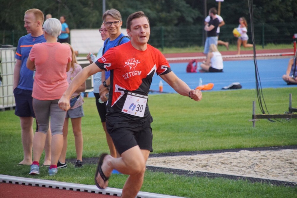 Wczoraj odbył się IV Rudzki Półmaraton Industrialny! Imprezie, jak co roku, towarzyszyły biegi dla dzieci. Nowością był bieg w japonkach, który zastąpił dotychczasowy bieg w szpilkach.