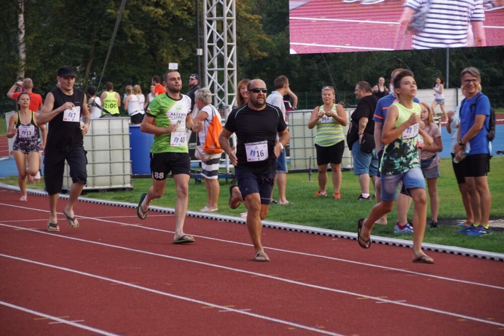 Wczoraj odbył się IV Rudzki Półmaraton Industrialny! Imprezie, jak co roku, towarzyszyły biegi dla dzieci. Nowością był bieg w japonkach, który zastąpił dotychczasowy bieg w szpilkach.