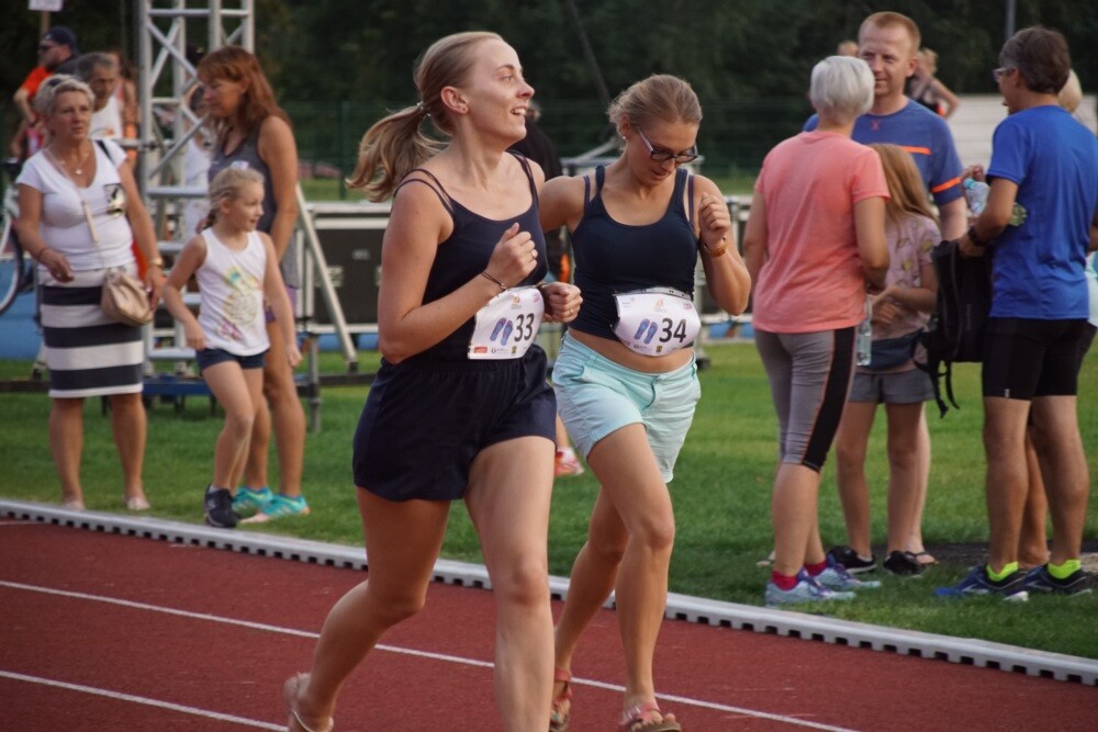 Wczoraj odbył się IV Rudzki Półmaraton Industrialny! Imprezie, jak co roku, towarzyszyły biegi dla dzieci. Nowością był bieg w japonkach, który zastąpił dotychczasowy bieg w szpilkach.
