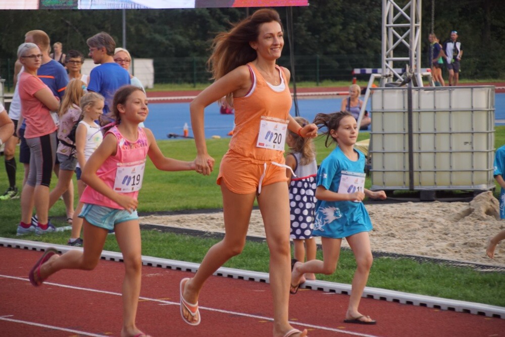 Wczoraj odbył się IV Rudzki Półmaraton Industrialny! Imprezie, jak co roku, towarzyszyły biegi dla dzieci. Nowością był bieg w japonkach, który zastąpił dotychczasowy bieg w szpilkach.