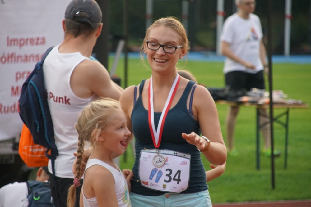 Wczoraj odbył się IV Rudzki Półmaraton Industrialny! Imprezie, jak co roku, towarzyszyły biegi dla dzieci. Nowością był bieg w japonkach, który zastąpił dotychczasowy bieg w szpilkach.