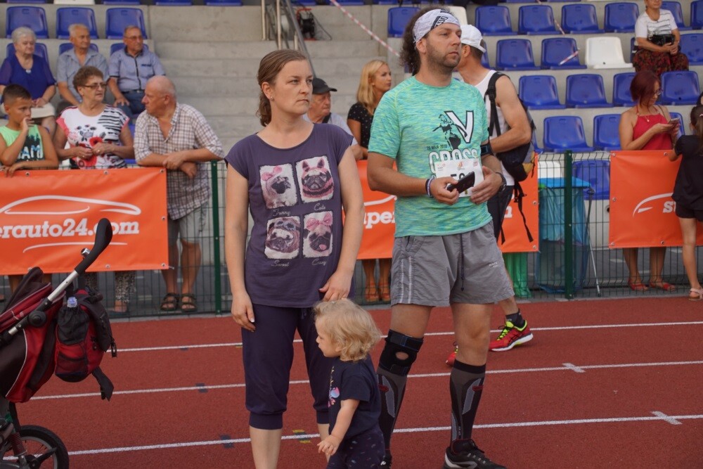 Wczoraj odbył się IV Rudzki Półmaraton Industrialny! Imprezie, jak co roku, towarzyszyły biegi dla dzieci. Nowością był bieg w japonkach, który zastąpił dotychczasowy bieg w szpilkach.