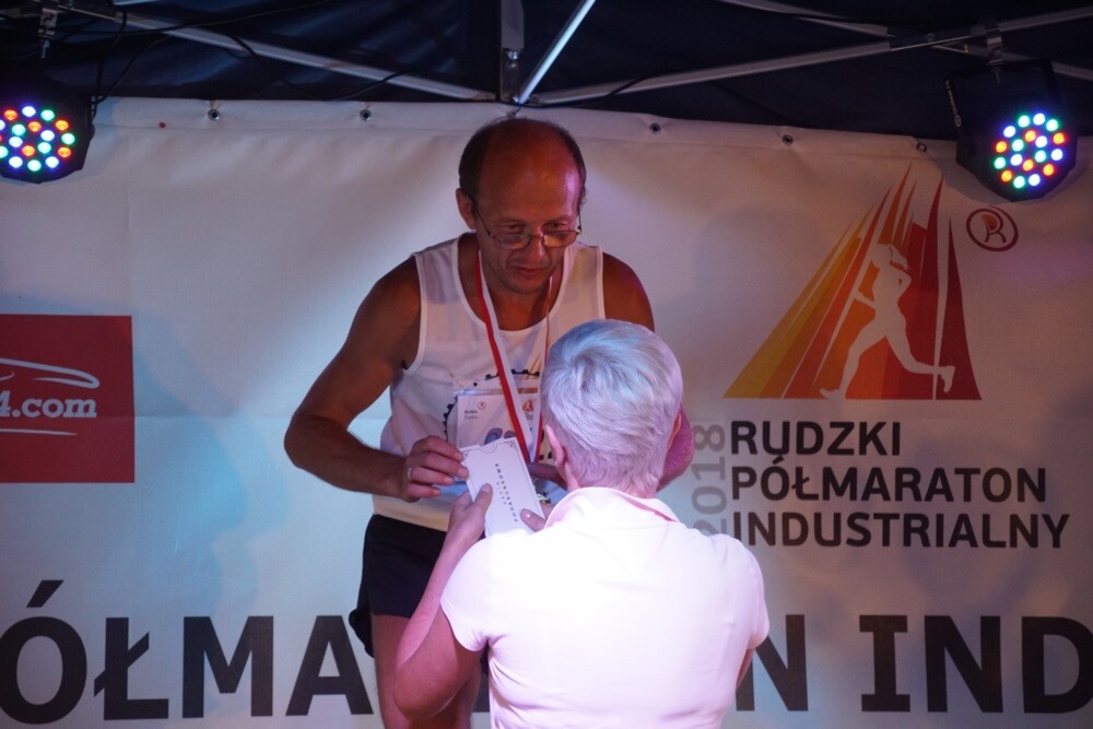 Wczoraj odbył się IV Rudzki Półmaraton Industrialny! Imprezie, jak co roku, towarzyszyły biegi dla dzieci. Nowością był bieg w japonkach, który zastąpił dotychczasowy bieg w szpilkach.